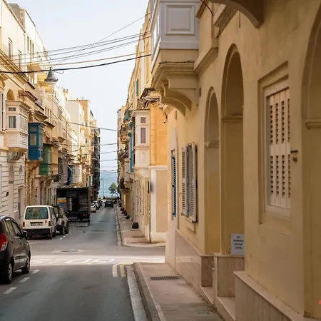 Stylish Right By The Promenade Apartman