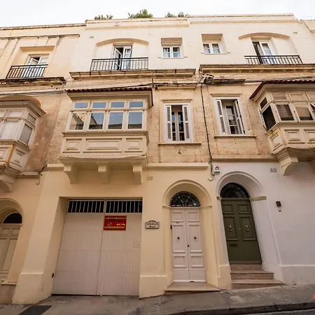 Stylish Right By The Promenade Apartment